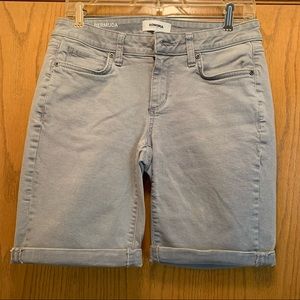 Sonoma Jean shorts size 6, gray. Excellent condition.